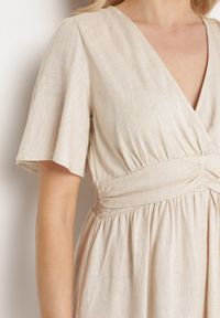 Born2be - Jasnobeżowa Sukienka z Dekoltem w Serek i Cienkimi Gumkami w Pasie Lovarina. Okazja: do pracy, na co dzień. Typ kołnierza: dekolt w serek. Kolor: beżowy. Długość rękawa: krótki rękaw. Typ sukienki: proste. Styl: casual #7