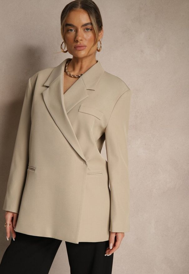 Renee - Beżowa Pudełkowa Marynarka Dwurzędowa o Fasonie Oversize Cornelise. Okazja: na spotkanie biznesowe, na co dzień. Kolor: beżowy. Materiał: jeans. Styl: casual, elegancki, biznesowy