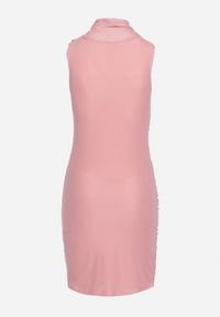 Born2be - Różowa Dopasowana Sukienka Bodycon z Aplikacją w Kształcie Kwiatu i Marszczeniami Frinea. Okazja: na co dzień, do pracy. Kolor: różowy. Wzór: aplikacja, kwiaty. Typ sukienki: bodycon. Styl: elegancki, casual