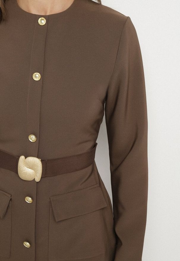 Born2be - Brązowa Elegancka Sukienka z Ozdobnymi Guzikami i Paskiem z Klamrą Esmilea. Okazja: na spotkanie biznesowe, na co dzień, do pracy. Kolor: brązowy. Długość rękawa: długi rękaw. Typ sukienki: proste. Styl: elegancki