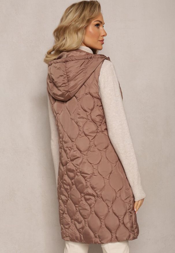 Renee - Brązowa Długa Kamizelka Pikowana z Kapturem Nallona. Typ kołnierza: kaptur. Kolor: brązowy. Długość: długie. Wzór: aplikacja