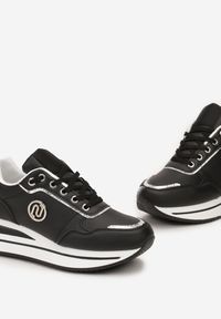 Renee - Czarne Sneakersy z Okrągłą Naszywką i Platformą Viliera. Nosek buta: okrągły. Kolor: czarny. Materiał: jeans. Szerokość cholewki: normalna. Wzór: aplikacja. Obcas: na platformie #4