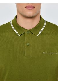 Big-Star - Koszulka męska polo zielona Wladym 301. Okazja: na co dzień. Typ kołnierza: polo. Kolor: zielony. Materiał: dzianina, bawełna, jeans, materiał. Wzór: nadruk, aplikacja, paski. Styl: casual, klasyczny, sportowy, wizytowy #6