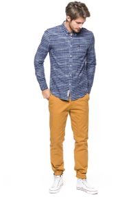 Lee - KOSZULA LEE BUTTON DOWN WASHED BLUE L880IOLR. Typ kołnierza: button down. Kolor: biały. Długość rękawa: długi rękaw. Długość: długie. Wzór: kratka. Styl: elegancki #6