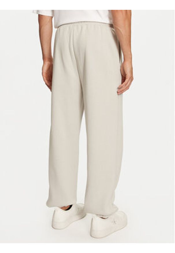 K1X Spodnie dresowe Logo 60030058 Szary Regular Fit. Kolor: szary. Materiał: syntetyk, bawełna