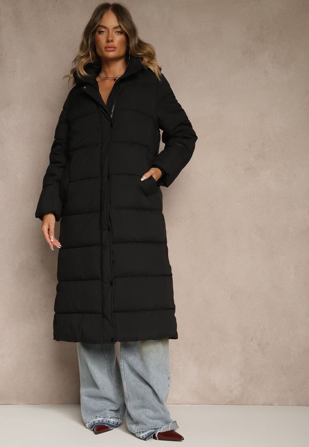 Renee - Czarna Kurtka o Długim Kroju z Kapturem Ozdobiona Pikowaniem Aforriva. Okazja: na co dzień. Typ kołnierza: kaptur. Kolor: czarny. Materiał: jeans. Długość: długie. Wzór: aplikacja. Styl: casual, klasyczny