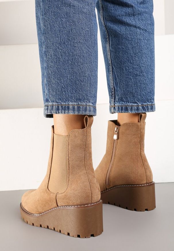 Renee - Brązowe Botki Sztyblety na Koturnie Beriala. Kolor: brązowy. Materiał: jeans. Obcas: na koturnie. Styl: elegancki. Wysokość obcasa: średni