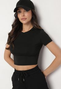 Born2be - Czarny T-shirt z Wiskozą o Dopasowanym Kroju Typu Crop Top Folirra. Okazja: na co dzień. Kolor: czarny. Materiał: wiskoza. Styl: klasyczny, casual