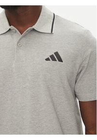 Adidas - adidas Polo Essentials Small Logo JE9022 Szary Regular Fit. Typ kołnierza: polo. Kolor: szary. Materiał: bawełna #5