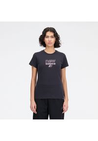 Koszulka damska New Balance WT33507BK – czarna. Kolor: czarny. Materiał: bawełna, poliester. Długość rękawa: krótki rękaw. Długość: krótkie. Wzór: napisy, nadruk