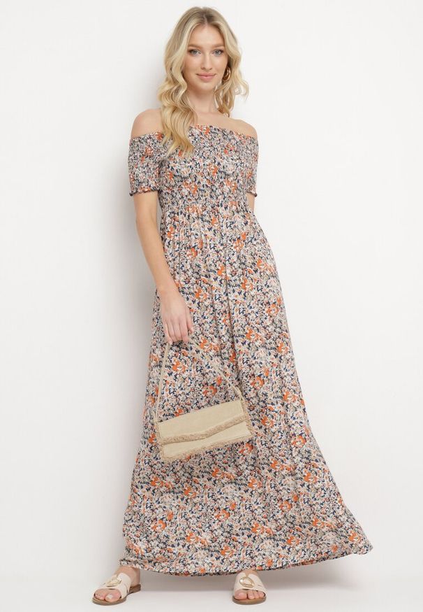Born2be - Granatowo-Pomarańczowa Sukienka Hiszpanka Długa z Bawełny w Kwiatowy Print Mrosa. Typ kołnierza: dekolt hiszpanka. Kolor: niebieski. Materiał: bawełna. Wzór: nadruk, kwiaty. Sezon: wiosna, lato. Typ sukienki: z odkrytymi ramionami. Styl: elegancki, boho. Długość: maxi