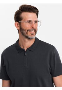 Ombre Clothing - Męska koszulka z zapinanym na zamek kołnierzykiem polo – czarna V8 - Rozmiar: XXL. Typ kołnierza: polo. Kolor: czarny. Materiał: dzianina, bawełna. Wzór: gładki, aplikacja. Styl: elegancki, sportowy