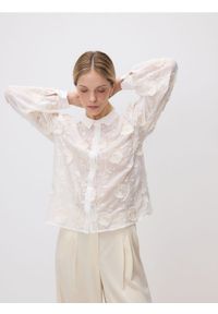 Reserved - Koszula z haftowanym zdobieniem - kremowy. Kolor: kremowy. Materiał: tkanina, bawełna. Wzór: aplikacja, haft #1