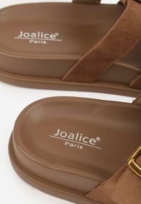 Renee - Jasnobrązowe Klapki Ozdobione Geometrycznymi Paskami i Metaliczną Klamrą Hossei. Okazja: na co dzień. Kolor: brązowy. Materiał: jeans. Wzór: geometria, aplikacja. Styl: casual, elegancki #3