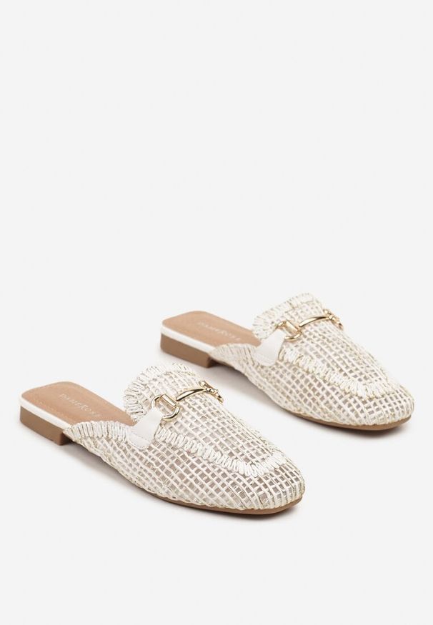 Born2be - Białe Tweedowe Klapki Mule z Metaliczną Aplikacją Jolritia. Okazja: na co dzień. Kolor: biały. Materiał: jeans. Wzór: aplikacja. Styl: klasyczny, casual