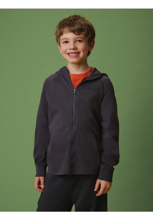 4f - 4F Bluza dresowa regular z kapturem chłopięca - czarna 134 (8-9 lat). Okazja: na co dzień, na uczelnię. Typ kołnierza: kaptur. Kolor: szary. Materiał: dresówka. Długość rękawa: raglanowy rękaw. Wzór: gładki. Sezon: lato. Styl: casual