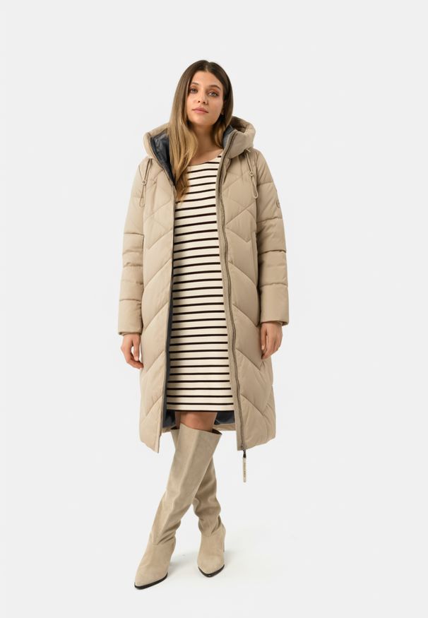 Volcano - Długi, pikowany płaszcz J-CELESTE. Typ kołnierza: kołnierzyk stójkowy. Materiał: poliester, materiał. Długość: długie. Sezon: zima