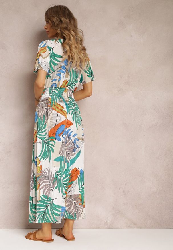 Renee - Biała Rozkloszowana Sukienka z Marszczonymi Gumkami w Talii i Krótkim Rękawem Laily. Okazja: na co dzień. Typ kołnierza: dekolt w serek. Kolor: biały. Długość rękawa: krótki rękaw. Typ sukienki: kopertowe. Styl: elegancki, casual