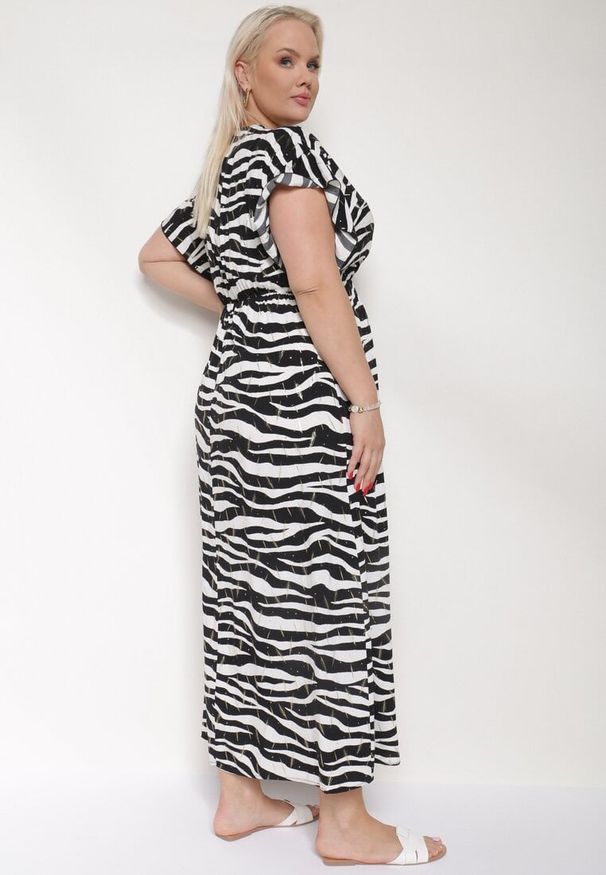 Born2be - Czarno-Biała Kopertowa Sukienka z Wiskozy z Gumką w Talii Vikirea. Okazja: na co dzień. Typ kołnierza: dekolt w kształcie V. Kolor: czarny. Materiał: wiskoza. Długość rękawa: krótki rękaw. Typ sukienki: kopertowe. Styl: casual, elegancki