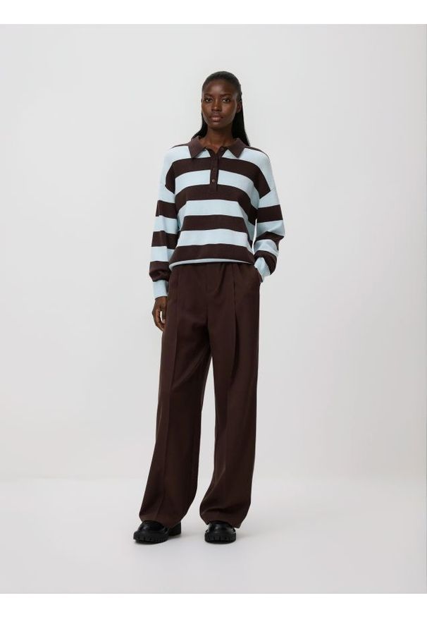 Reserved - Sweter w paski - jasnoniebieski. Kolor: niebieski. Materiał: dzianina, wiskoza. Wzór: paski