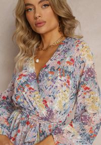 Renee - Jasnofioletowa Sukienka Neraphine. Kolor: fioletowy. Materiał: poliester. Długość rękawa: długi rękaw. Wzór: kwiaty, nadruk. Typ sukienki: kopertowe. Długość: mini #4
