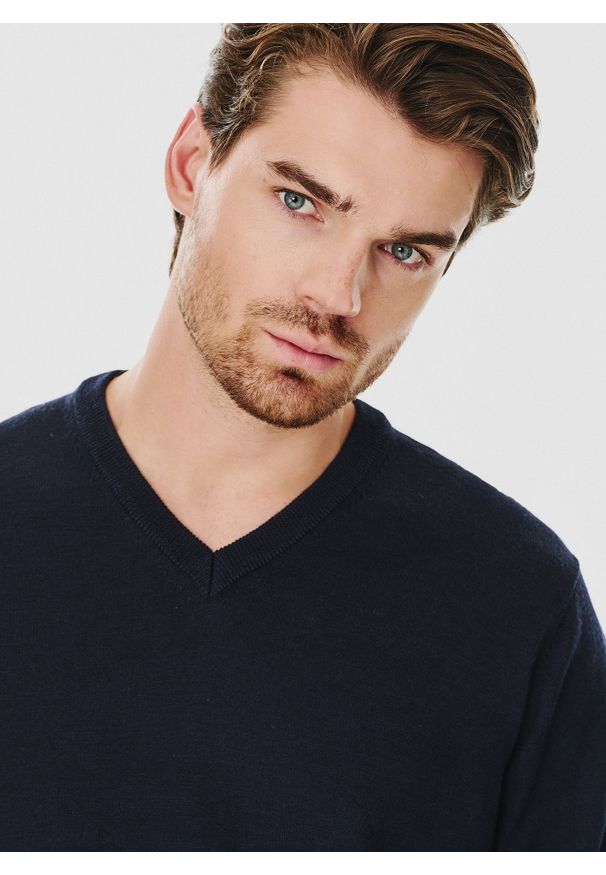 Pako Lorente - PAKO LORENTE – Granatowy męski sweter w serek. Typ kołnierza: dekolt w serek. Kolor: czerwony, niebieski. Materiał: wełna. Sezon: jesień