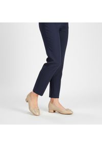 Czółenka damskie Rieker, stabilny niski obcas klasyczny fason zaokrąglony nosek elegancka klamra z przodu miękka wkładka, beżowe, 43453-62. Okazja: na co dzień, na spotkanie biznesowe. Zapięcie: klamry. Kolor: beżowy. Szerokość cholewki: normalna. Wzór: gładki, aplikacja. Obcas: na obcasie. Styl: elegancki, klasyczny. Wysokość obcasa: niski #4