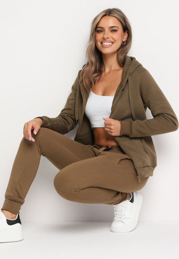 Born2be - Ciemnozielona Bluza z Kapturem Sithi. Okazja: na co dzień. Typ kołnierza: kaptur. Kolor: zielony. Materiał: tkanina. Długość rękawa: długi rękaw. Długość: długie. Wzór: gładki, jednolity. Styl: sportowy, klasyczny, casual