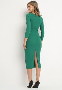 Born2be - Zielona Sukienka Ozdobiona Asymetrycznym Dekoltem Silfedi. Okazja: na co dzień. Kolor: zielony. Materiał: jeans. Wzór: aplikacja. Typ sukienki: asymetryczne. Styl: casual, elegancki, klasyczny #6