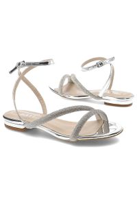 Srebrne Sandały Bayla Eleganckie Płaskie Buty. Okazja: na imprezę. Zapięcie: pasek, sprzączka. Kolor: srebrny. Materiał: lakier, skóra ekologiczna. Wzór: paski, aplikacja. Sezon: lato. Obcas: na obcasie. Styl: elegancki