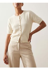 Sinsay - Kardigan z krótkim rękawem i ozdobnymi guzikami - kremowy. Kolor: kremowy. Długość rękawa: krótki rękaw. Długość: krótkie