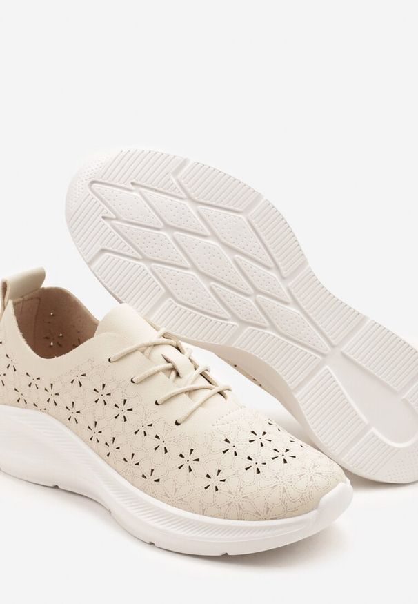 Born2be - Beżowe Sneakersy Ozdobione Ażurową Cholewką Eradriella. Okazja: na co dzień, na spacer. Kolor: beżowy. Szerokość cholewki: normalna. Wzór: ażurowy, aplikacja. Sezon: lato. Sport: turystyka piesza