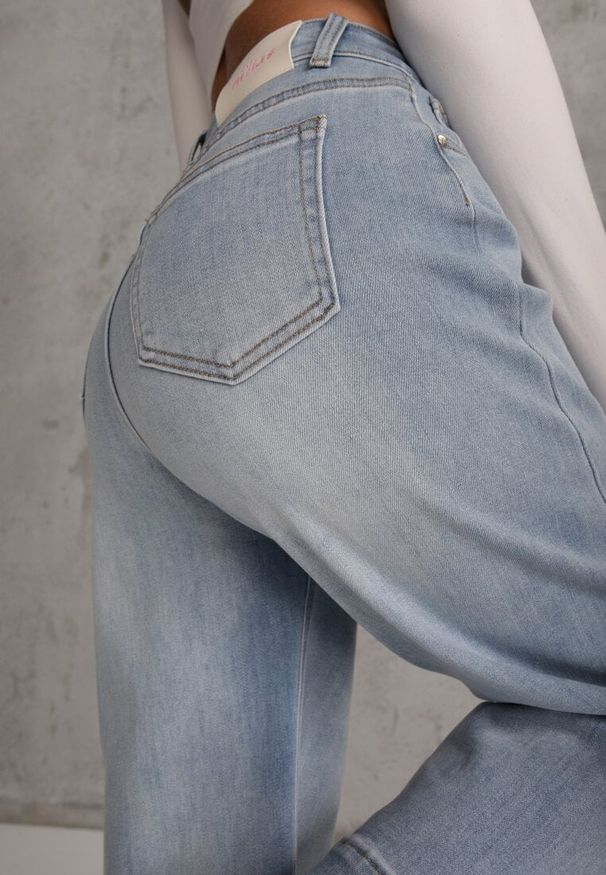 Renee - Niebieskie Szerokie Jeansy Culottes z Bawełną High Waist Ozdobione Perełkami Hesaris. Okazja: na co dzień. Stan: podwyższony. Kolor: niebieski. Wzór: aplikacja. Styl: casual