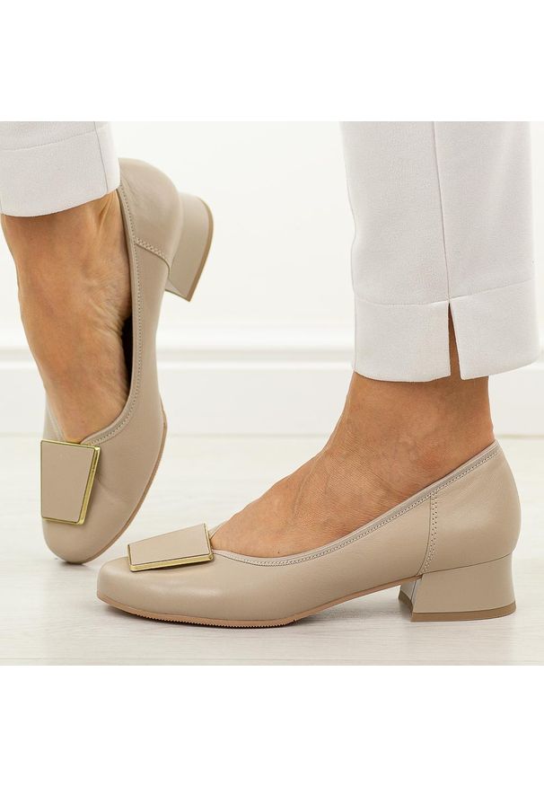 Beżowe skórzane Polskie czółenka damskie na obcasie Góral 1932. Okazja: na co dzień, na spotkanie biznesowe. Nosek buta: okrągły. Kolor: beżowy. Szerokość cholewki: normalna. Wzór: aplikacja. Materiał: skóra. Sezon: wiosna, jesień, lato. Obcas: na obcasie. Styl: biznesowy, elegancki, casual, klasyczny, wizytowy. Wysokość obcasa: niski