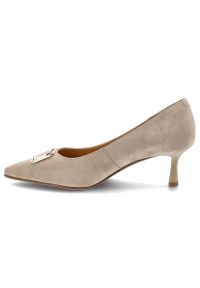 Czółenka damskie S.Barski, cholewka ze skóry naturalnej na smukłym obcasie z delikatnie zwężanym noskiem i elegancką geometryczną ozdobą, beżowe, CR6. Nosek buta: szpiczasty. Kolor: beżowy. Materiał: skóra. Szerokość cholewki: normalna. Wzór: geometria, aplikacja. Obcas: na obcasie. Styl: elegancki. Wysokość obcasa: średni #2