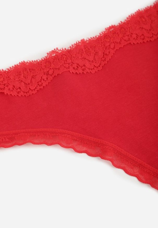 Born2be - Czerwone Majtki z Bawełną Typu Stringi Ozdobione Koronką Cirilise. Kolor: czerwony. Materiał: bawełna, koronka. Wzór: aplikacja, koronka