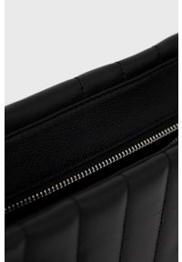 DKNY - Dkny torebka skórzana kolor czarny. Kolor: czarny. Materiał: skórzane. Rodzaj torebki: na ramię