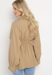 Born2be - Ciemnobeżowy Krótki Płaszcz z Bufiastymi Rękawami i Elastycznym Paskiem z Klamrą Lirenda. Okazja: na co dzień. Kolor: beżowy. Długość: krótkie. Styl: casual, elegancki, klasyczny #2