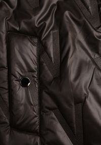 Born2be - Czarna Kurtka z Pikowanymi Przeszyciami Kapturem i Wiązanym Paskiem Erlexie. Okazja: na spacer, na co dzień, na spotkanie biznesowe, do pracy. Kolor: czarny. Materiał: dzianina, jeans. Styl: casual, biznesowy, klasyczny #6