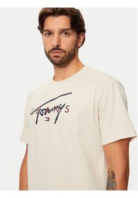 Tommy Jeans T-Shirt Signature Twist DM0DM19683 Beżowy Regular Fit. Kolor: beżowy. Materiał: bawełna