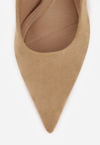 Renee - Ciemnobeżowe Czółenka Slingback VICES na Kaczuszce Anatera. Okazja: na co dzień. Zapięcie: bez zapięcia. Kolor: beżowy. Materiał: zamsz, jeans. Obcas: na szpilce. Styl: casual, elegancki. Wysokość obcasa: średni #8