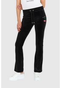 Juicy Couture - JUICY COUTURE Czarne welurowe spodnie dresowe z haftowanymi wisienkami. Kolor: czarny. Materiał: dresówka, welur. Wzór: haft