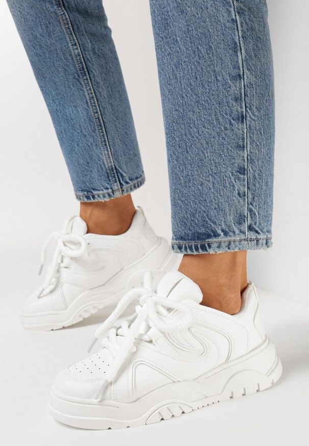 Born2be - Białe Sneakersy na Grubej Podeszwie z Szerokim Wiązaniem Hiverna. Kolor: biały