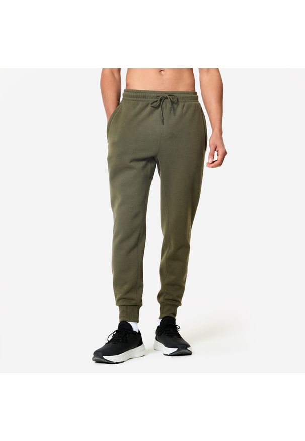 NYAMBA - Spodnie fitness męskie Domyos Gym & Pilates slim. Kolor: wielokolorowy, zielony, brązowy. Materiał: dzianina, dresówka, materiał. Wzór: ze splotem. Sport: joga i pilates, fitness