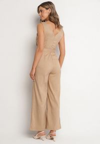 Born2be - Ciemnobeżowy Kombinezon z Bawełną Kopertowym Dekoltem i Paskiem Evivione. Kolor: beżowy. Materiał: bawełna. Styl: elegancki #6