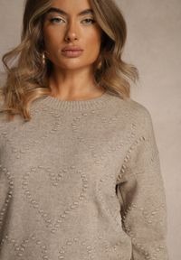 Renee - Beżowy Sweter z Tłoczonymi Sercami Unareia. Okazja: na co dzień. Kolor: beżowy. Materiał: jeans. Sezon: jesień. Styl: casual #3