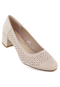 Czółenka damskie ażurowe na klocku beżowe Sergio Leone PB293. Kolor: beżowy. Materiał: skóra ekologiczna. Wzór: ażurowy. Obcas: na obcasie. Wysokość obcasa: średni #1