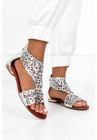 Casu - Srebrne sandały ażurowe płaskie zabudowane z zamkiem na pięcie polska skóra casu 2699-0. Zapięcie: zamek. Kolor: srebrny. Materiał: skóra. Wzór: ażurowy #2