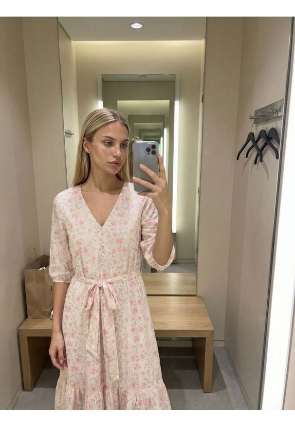 Sinsay - Sukienka midi w kwiaty z wiązaniem - wielobarwny. Wzór: kwiaty. Długość: midi