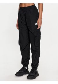 Adidas - adidas Spodnie dresowe City Escape IQ4826 Czarny Loose Fit. Kolor: czarny. Materiał: syntetyk
